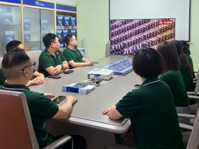 兆麟公司組織全體員工觀看閱兵式，激發(fā)愛國(guó)情懷與奮進(jìn)動(dòng)力